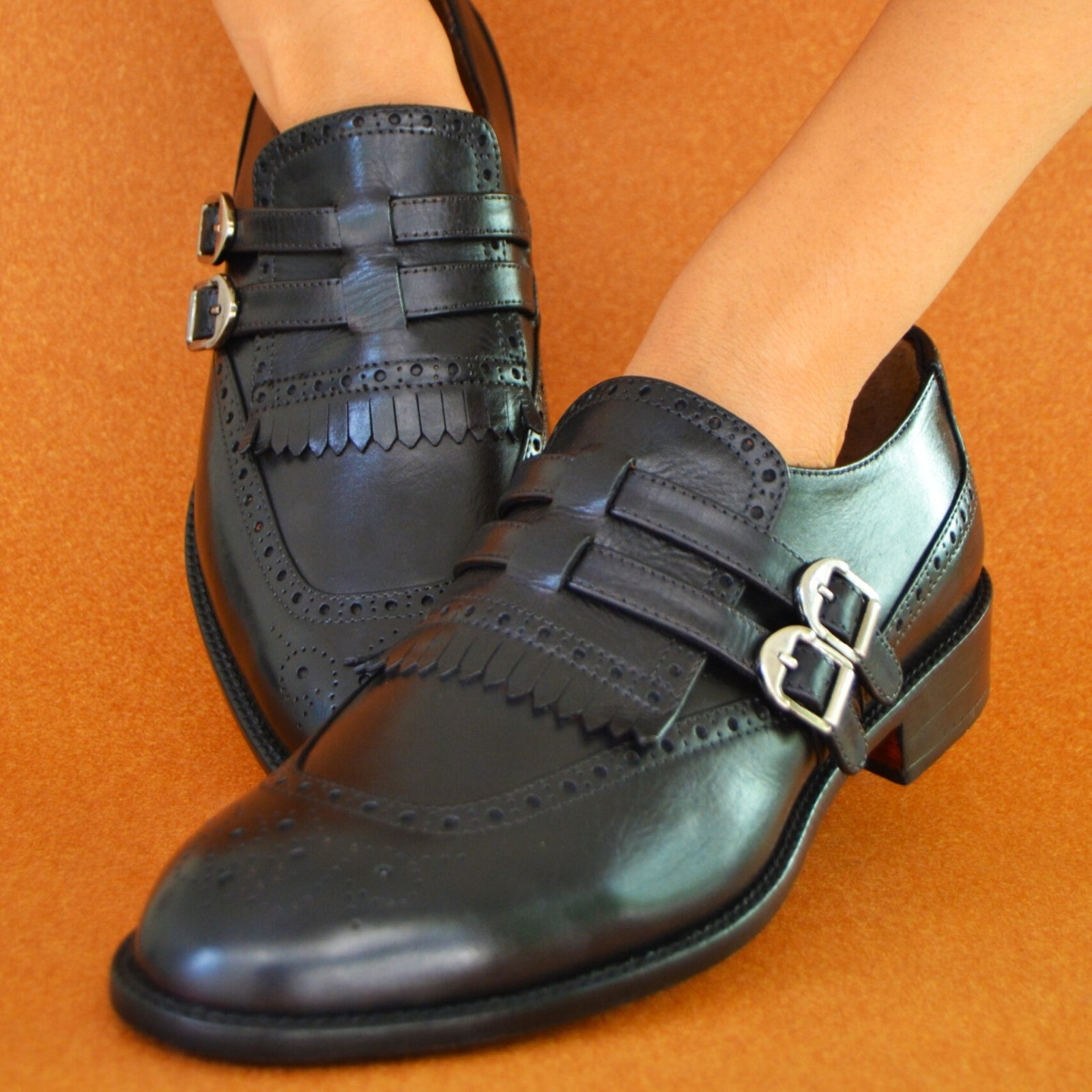 Cuero Cian Monks