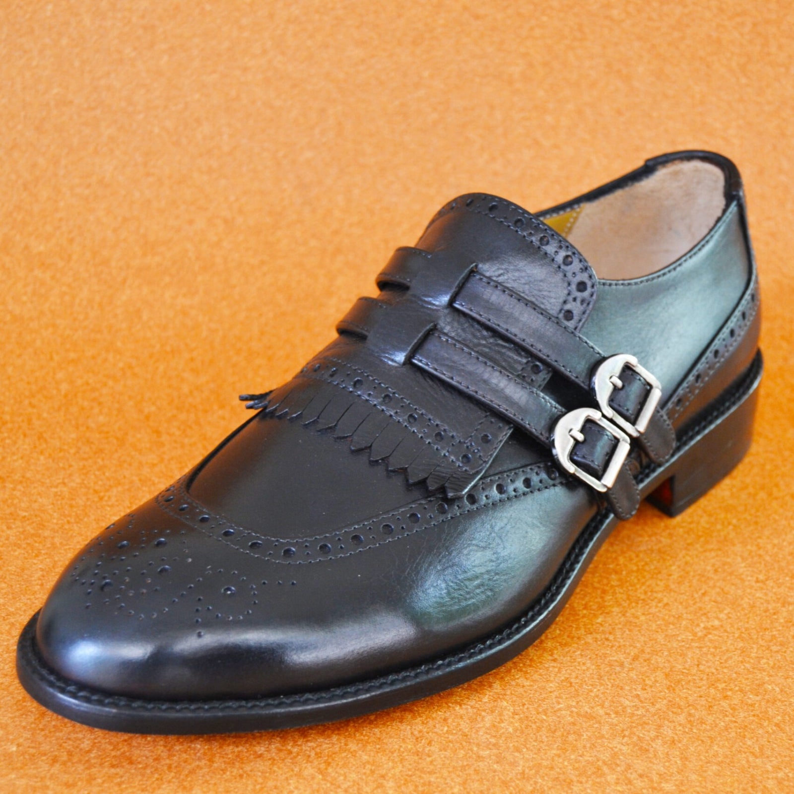Cuero Cian Monks